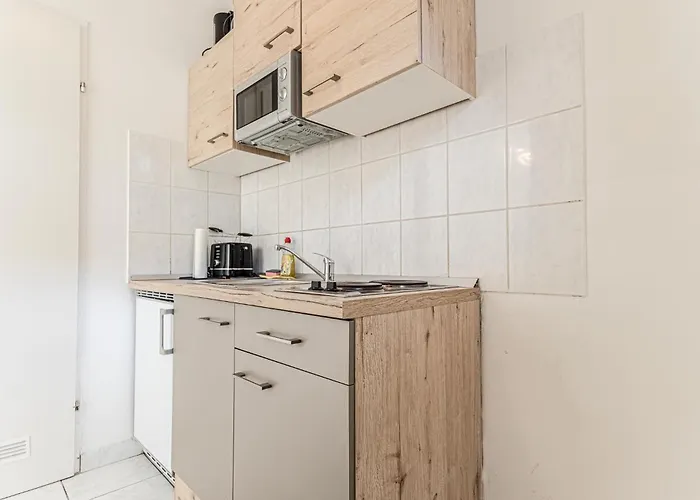 Beautiful 1br Apt, 10 Min To Westbahnhof Βιέννη