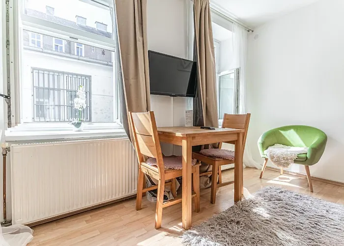 Beautiful 1br Apt, 10 Min To Westbahnhof Βιέννη